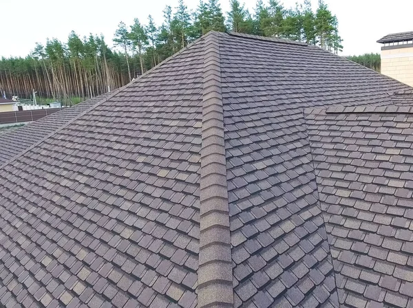 Bituminous csempe egy tető. A ház teteje bitumenes — Stock Fotó