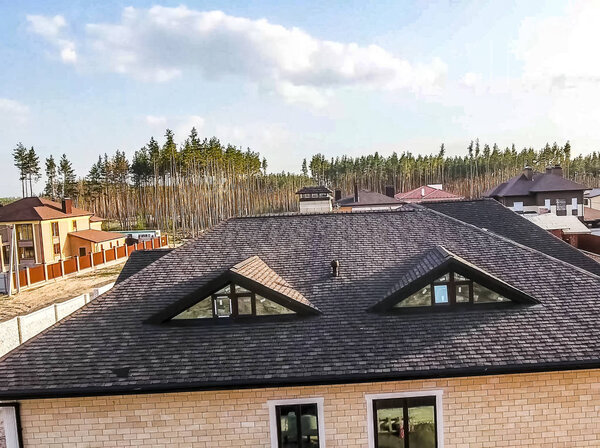 Битумная плитка для крыши. Дом с крышей из битума
