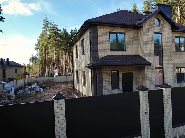 Битумная плитка для крыши. Дом с крышей из битума
