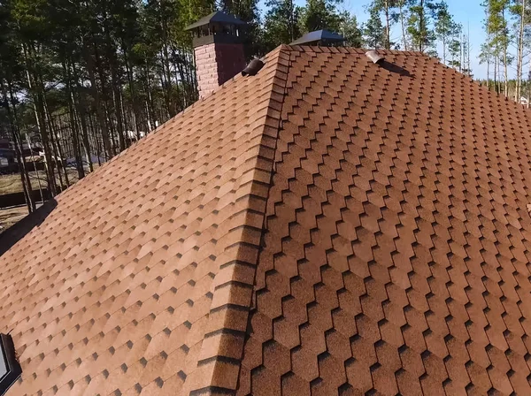Mattonelle bituminose per un tetto. Casa con un tetto da un bituminoso — Foto Stock