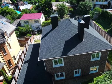 Çatı için küçük fayanslar. Bituminous 'un çatısına sahip bir ev