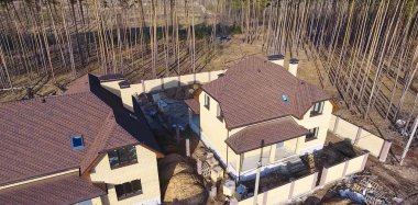 Çatı için küçük fayanslar. Fayanslardan yapılmış çatılı bir ev. Bituminous fayansın çatısı. Moder