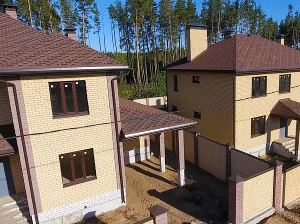 Baldosas bituminosas para un techo. Casa con un techo de un bituminoso — Foto de Stock