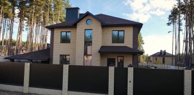 Çatı için küçük fayanslar. Fayanslardan yapılmış çatılı bir ev. Bituminous fayansın çatısı. Moder