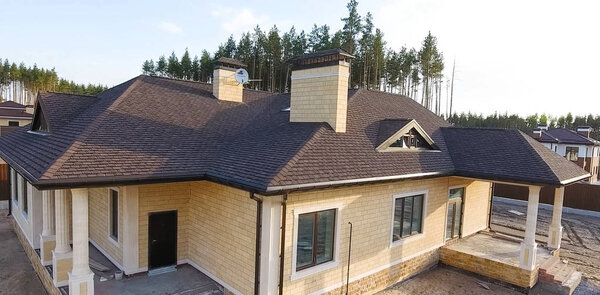 Битумная плитка для крыши. Дом с крышей из битумной плитки. крыша из битумной плитки. Мо
