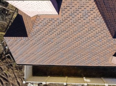 Çatı için küçük fayanslar. Bituminous 'un çatısına sahip bir ev