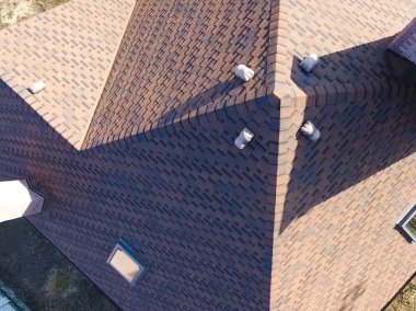 Çatı için küçük fayanslar. Bituminous 'un çatısına sahip bir ev