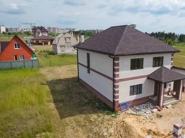 Çatı için küçük fayanslar. Bituminous 'un çatısına sahip bir ev