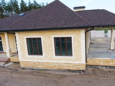 Çatı için küçük fayanslar. Bituminous 'un çatısına sahip bir ev