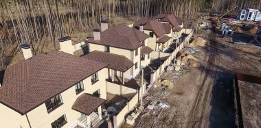 Çatı için küçük fayanslar. Fayanslardan yapılmış çatılı bir ev. Bituminous fayansın çatısı. Moder