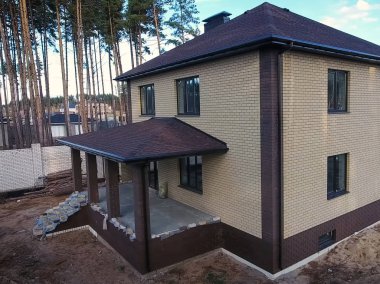 Çatı için küçük fayanslar. Bituminous 'un çatısına sahip bir ev