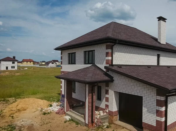Çatı için küçük fayanslar. Bituminous 'un çatısına sahip bir ev