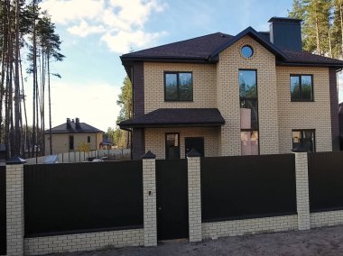 Çatı için küçük fayanslar. Bituminous 'un çatısına sahip bir ev