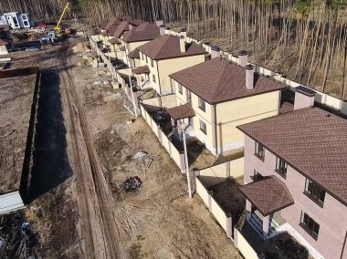 Çatı için küçük fayanslar. Bituminous 'un çatısına sahip bir ev