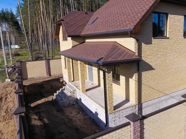 Çatı için küçük fayanslar. Bituminous 'un çatısına sahip bir ev