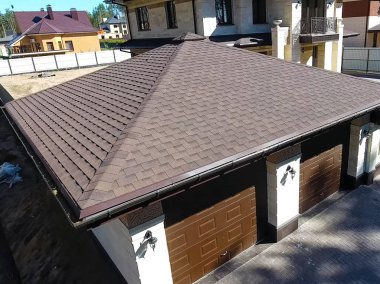 Çatı için küçük fayanslar. Bituminous 'un çatısına sahip bir ev