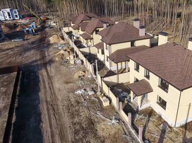 Çatı için küçük fayanslar. Bituminous 'un çatısına sahip bir ev