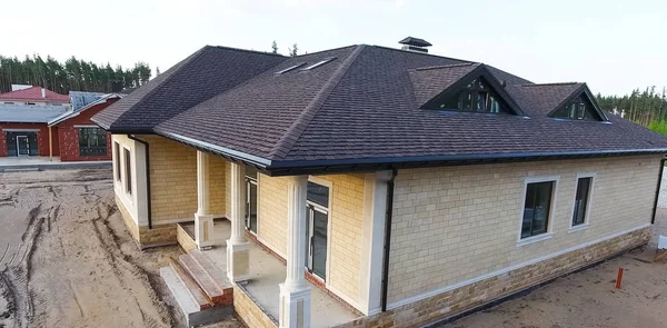 Bitumineuze tegel voor een dak. Huis met een dak van een bitumineuze tegel. een dak van een bitumineuze tegel. Moder — Stockfoto