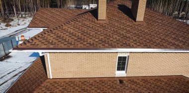 Çatı için küçük fayanslar. Fayanslardan yapılmış çatılı bir ev. Bituminous fayansın çatısı. Moder