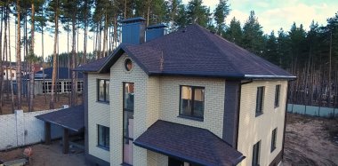 Çatı için küçük fayanslar. Fayanslardan yapılmış çatılı bir ev. Bituminous fayansın çatısı. Moder