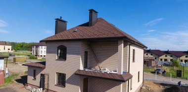 Çatı için küçük fayanslar. Fayanslardan yapılmış çatılı bir ev. Bituminous fayansın çatısı. Moder