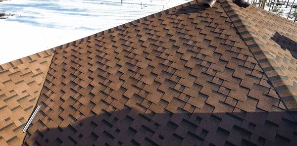 Bituminózní dlaždice na střechu. Dům se střechou ze živičných dlaždic. střecha ze živičné dlaždice. Moder — Stock fotografie