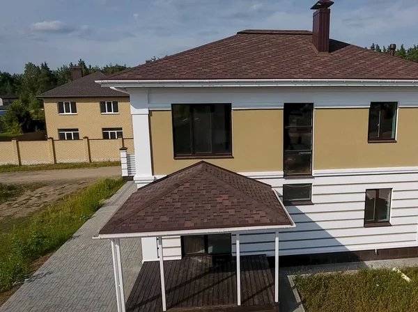 Bituminous tile for a roof. House with a roof from a bituminous — Stock Photo, Image