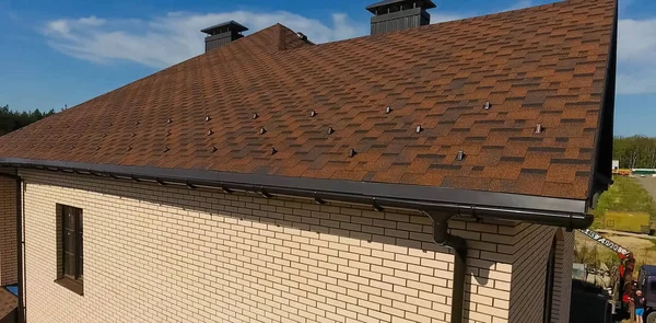 用沥青瓦做屋顶. 房子的屋顶是用沥青砌成的. 用沥青瓦制成的屋顶。 Moder — 图库照片