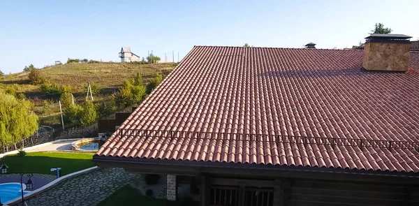 Casa con techo de baldosas de cerámica. tejas de cemento-arena . — Foto de Stock