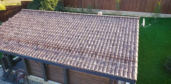 Huis met keramische tegeldak. dakpannen van cement en zand. — Stockfoto