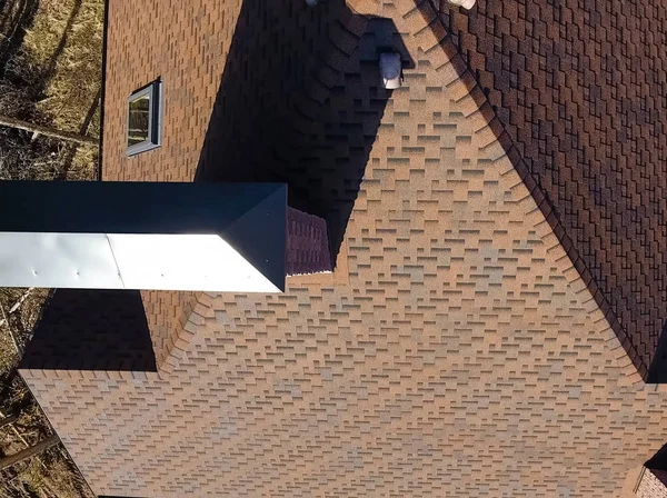 Ασφαλές πλακάκι για στέγη. Σπίτι με σκεπή από ασφαλτούχο — Φωτογραφία Αρχείου