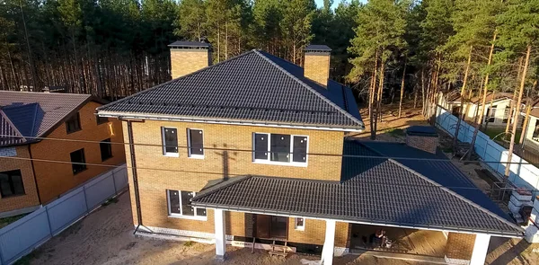 Casa con techo de baldosas de cerámica. tejas de cemento-arena . — Foto de Stock