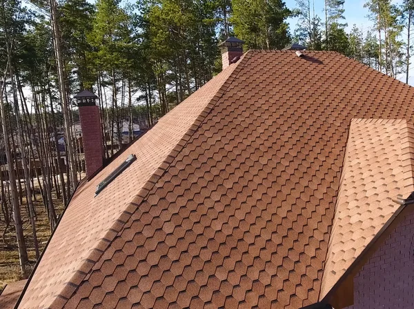 Bitumineuze tegel voor een dak. Huis met een dak van een bitumineus — Stockfoto