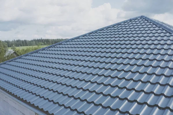 골함석 지붕 과 금속 지붕. 만나는 현대식 지붕 — 스톡 사진