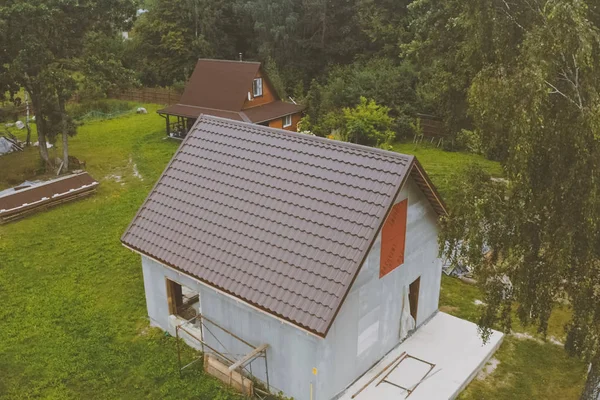 Nytt hus, vars tak är gjort av metall. Stuga på landet — Stockfoto