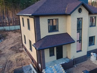 Çatı için küçük fayanslar. Bituminous 'un çatısına sahip bir ev