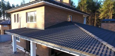 Seramik kiremit çatılı ev. beton-kum çatı kiremitleri.