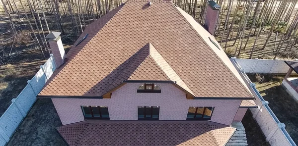 Bituminózní dlaždice na střechu. Dům se střechou ze živičných dlaždic. střecha ze živičné dlaždice. Moder — Stock fotografie