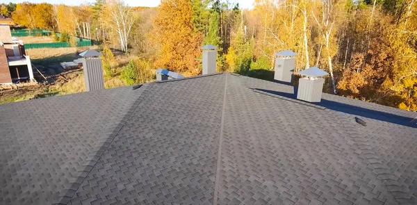 Bitumiczny dachówka dla dach. Dom z dach z bitumiczny dachówka. dach z płytek bitumicznych. Modernizacja — Zdjęcie stockowe