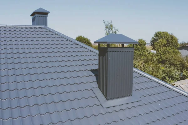 Tuiles de toit en métal gris-bleu sur le toit de la maison. ondulé — Photo