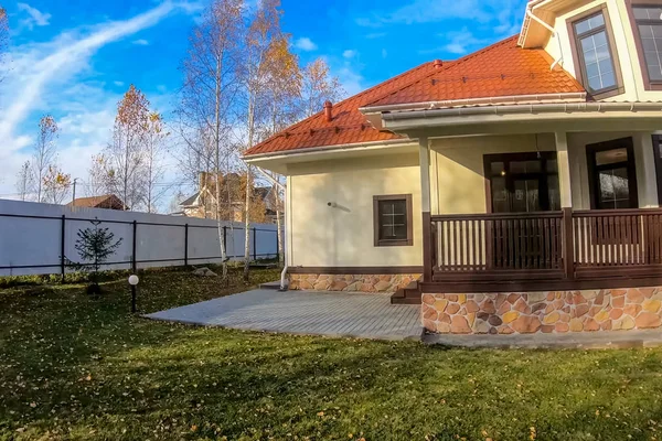 Casa nova com parcela plantada com bétulas. Lindo lar próprio — Fotografia de Stock