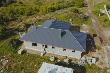 Oluklu metal çatı ve metal çatı. Modern çatıdan yapılma.