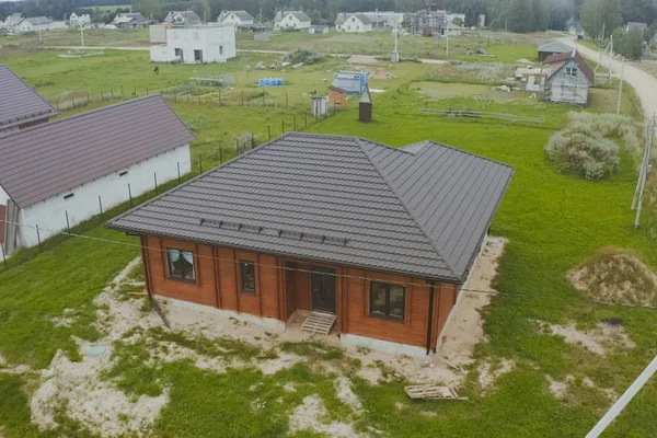 Nowy dom, którego dach wykonany jest z metalu. Domek w co — Zdjęcie stockowe