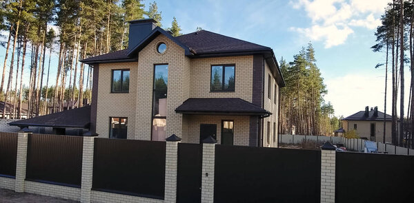 Битумная плитка для крыши. Дом с крышей из битумной плитки. крыша из битумной плитки. Мо
