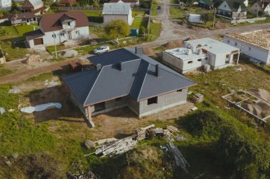 Oluklu metal çatı ve metal çatı. Modern çatıdan yapılma.
