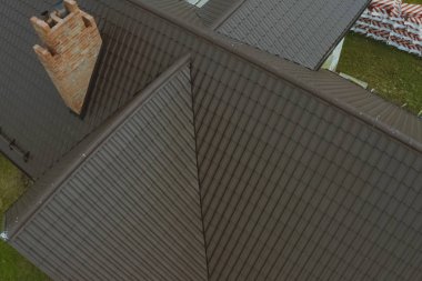 Oluklu metal çatı ve metal çatı. Modern çatıdan yapılma.