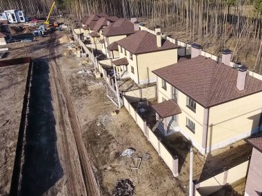 Çatı için küçük fayanslar. Bituminous 'un çatısına sahip bir ev