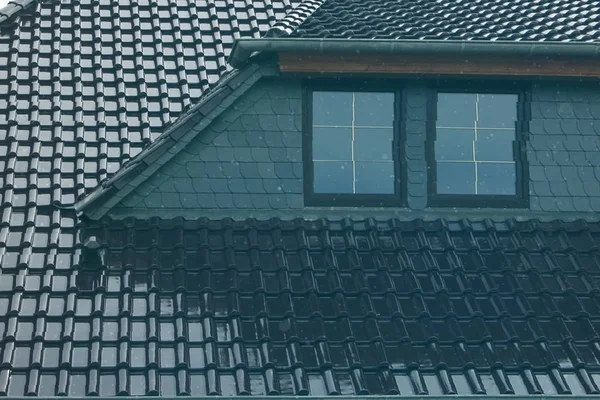 Taket är tillverkat av blank keramisk metall kakel. — Stockfoto