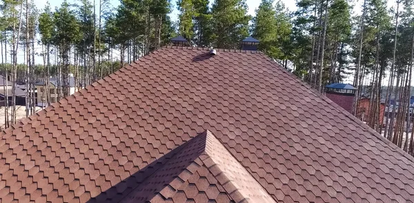Bituminös kakel för ett tak. Hus med tak från en bituminös kakel. Ett tak från en bituminös kakel. Modellbeteckning — Stockfoto