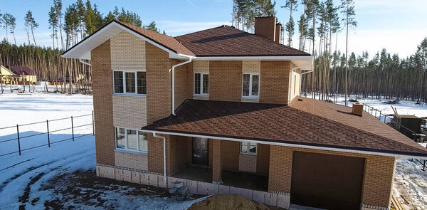 Битумная плитка для крыши. Дом с крышей из битумной плитки. крыша из битумной плитки. Мо
